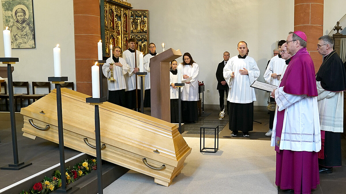 Sarg in Stadtkirche aufgebahrt